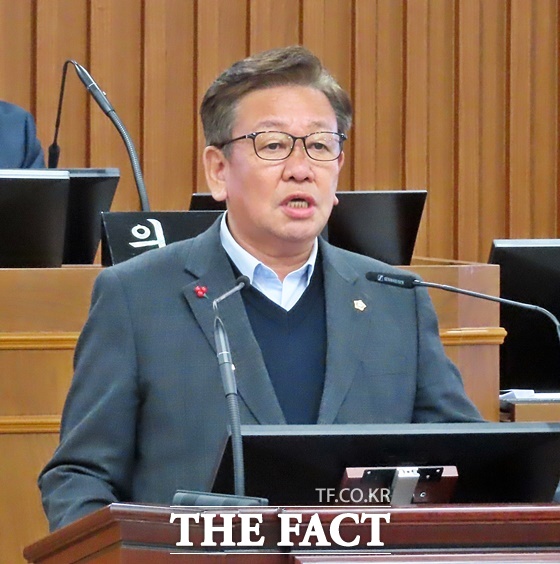 서승필 논산시의회 의원이 8일 제268회 제2차 정례회 본회의에서 5분 자유발언을 하고 있다. /김형중 기자