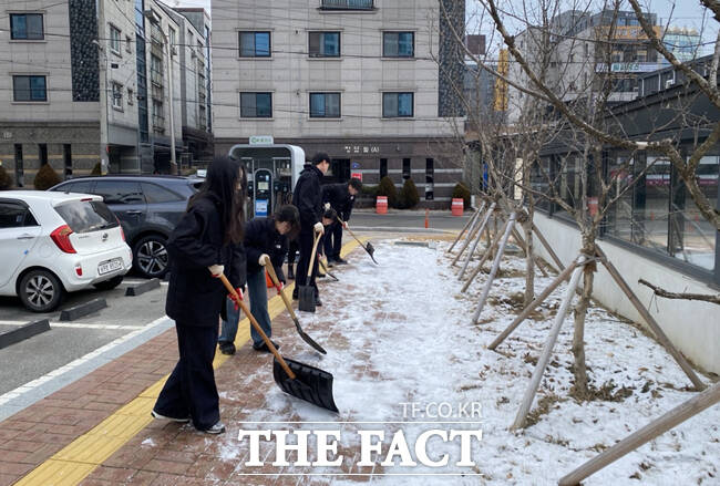 경북 영주시가 겨울철 내 집·내 점포 앞 눈 치우기 의무를 강조하며 시민들의 동참을 당부했다. /영주시