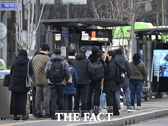 다소 온난했던 주말이 지난 8일 전국이 대체로 맑은 가운데 아침 최저기온이 최대 영하 5도까지 떨어진 서울 종로구 광화문 인근 횡단보도에서 한 시민이 옷을 두껍게 껴입고 있다. /송호영 기자