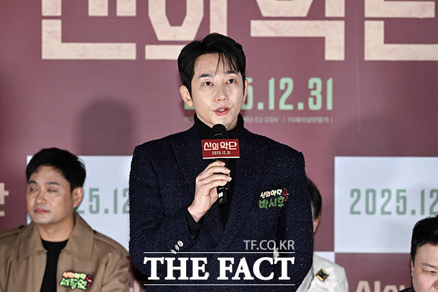 배우 박시후가 8일 오전 서울 용산구 CGV 용산 아이파크몰에서 열린 영화 ‘신의 악단’ 제작보고회에 참석해 입장을 밝히고 있다. /서예원 기자