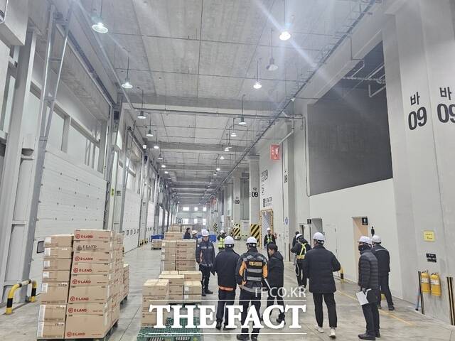 충남소방본부가 도내 초대형 물류창고 화재 안전 조사에 나서고 있다. /충남도