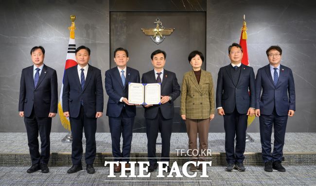 이재준 수원시장과 지역구 국회의원들이 8일 안규백 국방부장관을 만나 수원 군 공항 이전 건의문을 전달하고 있다. /수원시