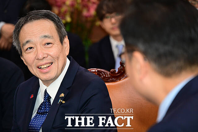 우원식 국회의장을 예방한 미즈시마 코이치 주한일본대사(왼쪽)가 인사말을 듣고 있다.