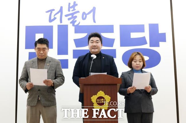 경기도의회 더불어민주당 대표단이 8일 도의회 브리핑실에서 양우식 운영위원장의 사퇴를 촉구하는 기자회견을 하고 있다. /경기도의회