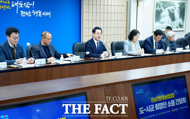 김영록 전남도지사가 8일 도청 서재필실에서 열린 친환경농업협회 도·시군 회장단 간담회에서 친환경 농업 발전을 위한 협력 방안에 대해 논의하고 있다. /전남도