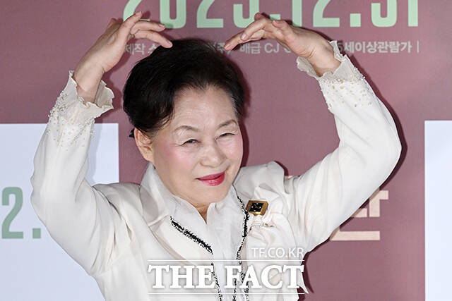 배우 태항호와 남태훈, 한정완, 문경민, 고혜진, 정진운, 김형협 감독, 배우 박시후, 서동원, 최선자, 신한결, 강승완, 장지건(왼쪽부터)이 8일 오전 서울 용산구 CGV 용산 아이파크몰에서 열린 영화 ‘신의 악단’ 제작보고회에 참석해 포즈를 취하고 있다. /서예원 기자