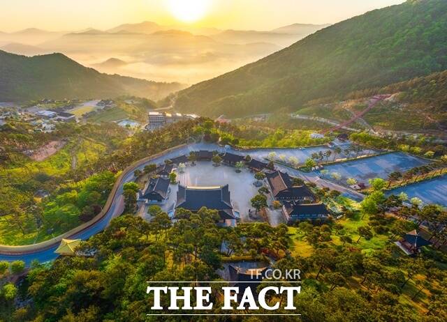 문화체육관광부 주관 2026년 열린관광지 조성 사업 공모에 선정된 산청군 동의보감촌 전경. /경남도