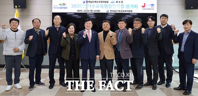 백도현 여수교육지원청 교육장과 정기명 여수시장이 8일 여수교육지원청 중회의실에서 2026 여수세계섬박람회 입장권 사전 구매 약정을 하고 있다. /여수교육지원청