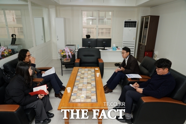 4일 오후 전주시 덕진구 금암동 옛 종합경기장 사거리 진짜배기 전북교육포럼 사무실에서 이남호 전 전북대학교 총장(윗줄 오른쪽)이 <더팩트>와 대면 인터뷰를 하고 있다. /전주=김수홍 기자