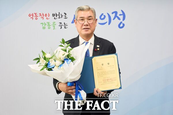 조규식 대전 서구의회 의장이 6일 대전평생학습관에서 한국평생학습지원협회가 주관하는 2025 제22회 글로벌미디어콘텐츠 대회에서 사회문화 부문 대상을 수상했다. /조규식 의장