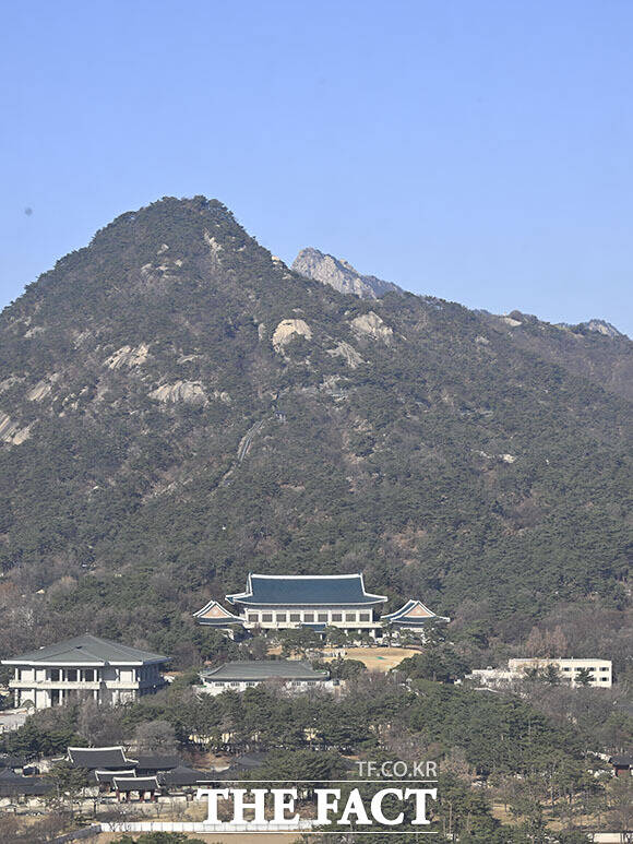 대통령실 이전 작업이 진행되는 가운데 청와대 경내에는 차량들이 주차돼있다.