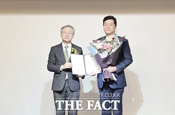 건양대병원이 5일 서울 밀리토피아호텔에서 열린 제5회 대한민국 고용진흥대상 시상식에서 서비스업 부문 대상에 선정돼 고용노동부 장관상을 수상했다. 고용진흥 유공자 부문에서 인사팀 조인선 씨가 한국고용진흥협회장 표창을 수상하기도 했다. /건양대병원