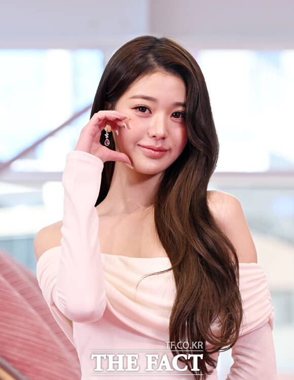 아이브 장원영이 8일 서울 성동구 스페이스 성수에서 열린 '메디큐브 에이지알 성수' 오픈 기념 포토콜 행사에 참석해 포즈를 취하고 있다. /이새롬 기자