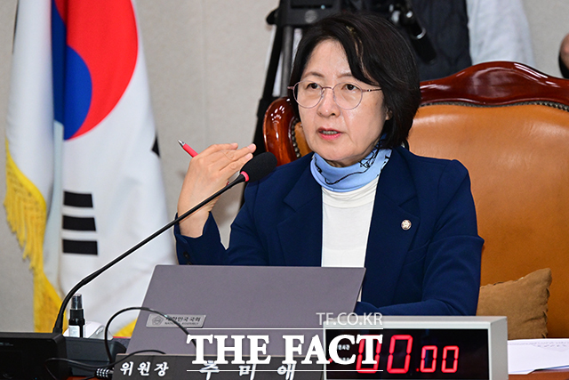 더불어민주당 소속 추미애 국회 법제사법위원장이 지난달 26일 서울 여의도 국회에서 열린 전체회의에서 구윤철 부총리에게 질의하고 있다. /남윤호 기자