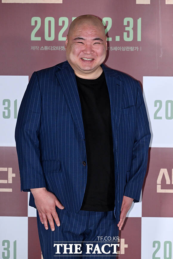 배우 태항호와 남태훈, 한정완, 문경민, 고혜진, 정진운, 김형협 감독, 배우 박시후, 서동원, 최선자, 신한결, 강승완, 장지건(왼쪽부터)이 8일 오전 서울 용산구 CGV 용산 아이파크몰에서 열린 영화 ‘신의 악단’ 제작보고회에 참석해 포즈를 취하고 있다. /서예원 기자