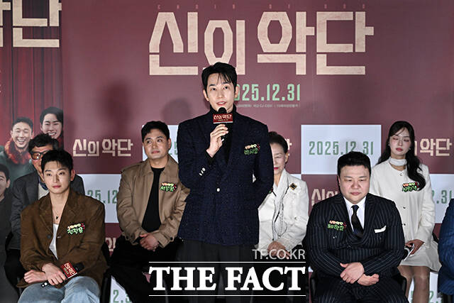 배우 박시후가 8일 오전 서울 용산구 CGV 용산 아이파크몰에서 열린 영화 ‘신의 악단’ 제작보고회에 참석해 입장을 밝히고 있다. /서예원 기자