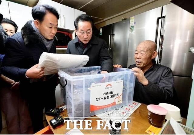 유정복 인천시장(가운데)이 8일 동구 쪽방촌을 찾아 한파 대비 현장을 점검하고 있다. /인천시