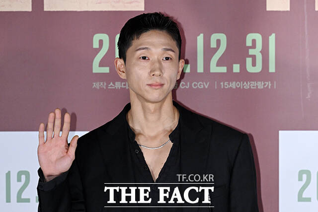 배우 태항호와 남태훈, 한정완, 문경민, 고혜진, 정진운, 김형협 감독, 배우 박시후, 서동원, 최선자, 신한결, 강승완, 장지건(왼쪽부터)이 8일 오전 서울 용산구 CGV 용산 아이파크몰에서 열린 영화 ‘신의 악단’ 제작보고회에 참석해 포즈를 취하고 있다. /서예원 기자