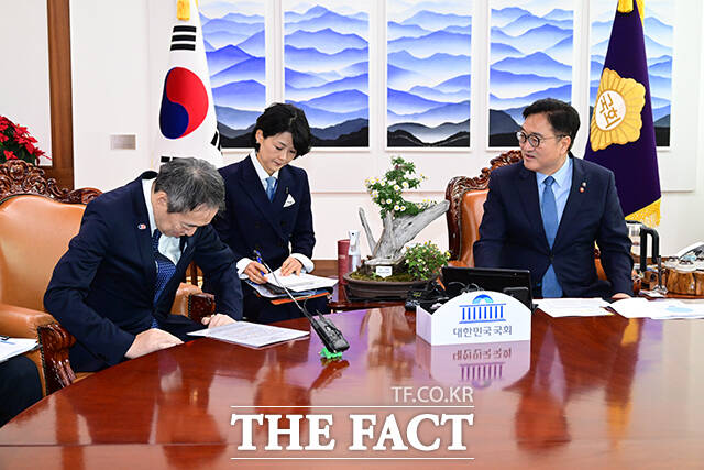 우원식 국회의장을 예방한 미즈시마 코이치 주한일본대사(왼쪽)가 인사말을 듣고 있다.