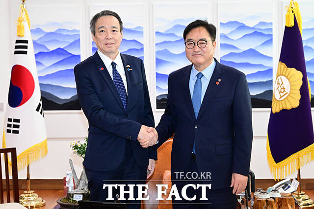 우원식 국회의장(오른쪽)이 8일 오전 서울 여의도 국회 의장실에서 미즈시마 코이치 주한일본대사를 접견해 기념촬영을 하고 있다. /국회=남윤호 기자