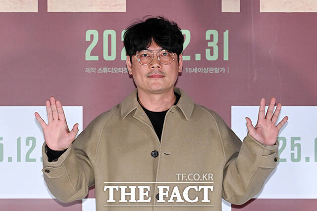 배우 태항호와 남태훈, 한정완, 문경민, 고혜진, 정진운, 김형협 감독, 배우 박시후, 서동원, 최선자, 신한결, 강승완, 장지건(왼쪽부터)이 8일 오전 서울 용산구 CGV 용산 아이파크몰에서 열린 영화 ‘신의 악단’ 제작보고회에 참석해 포즈를 취하고 있다. /서예원 기자