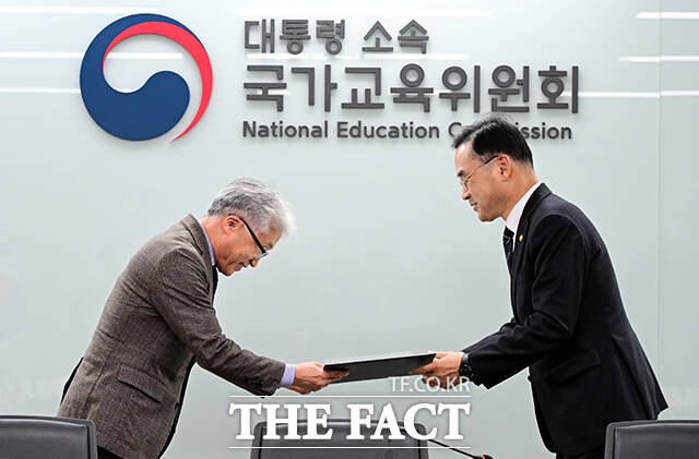 차정인 국가교육위원장(왼쪽)이 8일 오전 서울 종로구 정부서울청사에서 열린 인문사회 특별위원회 위촉식에 참석해 인사말을 하고 있다. /임영무 기자