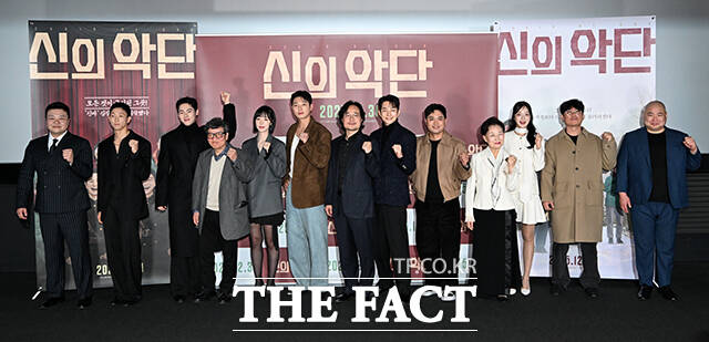 배우 태항호와 남태훈, 한정완, 문경민, 고혜진, 정진운, 김형협 감독, 배우 박시후, 서동원, 최선자, 신한결, 강승완, 장지건(왼쪽부터)이 8일 오전 서울 용산구 CGV 용산 아이파크몰에서 열린 영화 ‘신의 악단’ 제작보고회에 참석해 포즈를 취하고 있다. /서예원 기자