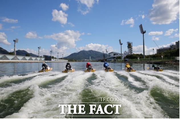 초기엔 약체 중의 약체로 평가받은 경정 13기가 시간이 흐를수록 ‘진짜’만 남아 이제 확실히 자리를 잡고 있다. 사진은 미사 경정장에서 선수들이 계류대를 출발해 경주에 출전하는 장면./국민체육진흥공단