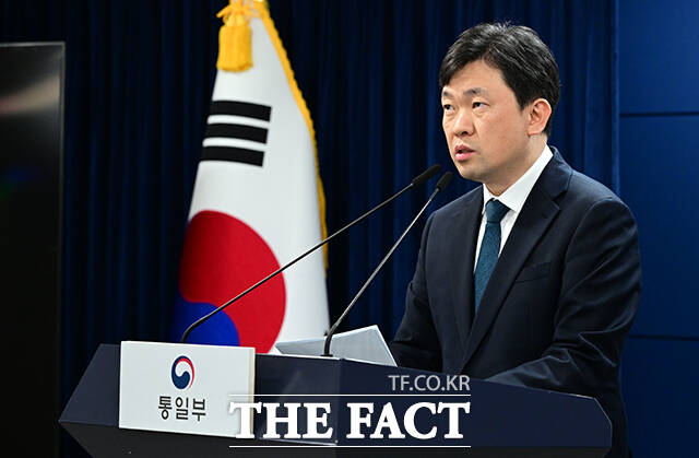 윤민호 통일부 대변인이 8일 오전 서울 종로구 정부서울청사에서 현안 관련 정례브리핑을 하고 있다. /임영무 기자