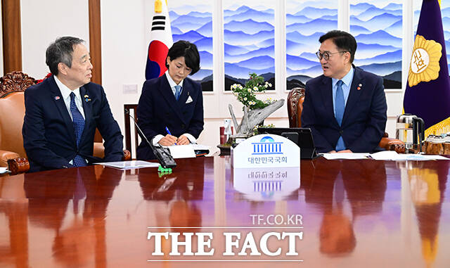 우원식 국회의장을 예방한 미즈시마 코이치 주한일본대사(왼쪽)가 인사말을 듣고 있다.