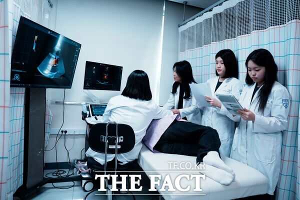 대전보건대학교 방사선학과 재학생 3명이 세계적으로 공신력을 인정받는 미국 초음파사 물리시험(Sonographic Principles and Instrumentation, SPI)에 동시에 합격했다. 사진은 신산업 분야 인재 양성을 위해 운영 중인 소단위전공과정 진행 모습. /대전보건대학교