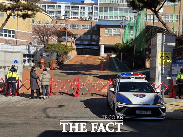 천안불당중학교를 경찰이 통제하고 있는 모습. /정효기 기자