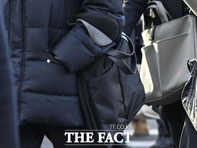 다소 온난했던 주말이 지난 8일 전국이 대체로 맑은 가운데 아침 최저기온이 최대 영하 5도까지 떨어진 서울 종로구 광화문 인근 횡단보도에서 한 시민이 옷을 두껍게 껴입고 있다. /송호영 기자