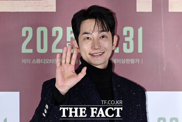 배우 태항호와 남태훈, 한정완, 문경민, 고혜진, 정진운, 김형협 감독, 배우 박시후, 서동원, 최선자, 신한결, 강승완, 장지건(왼쪽부터)이 8일 오전 서울 용산구 CGV 용산 아이파크몰에서 열린 영화 ‘신의 악단’ 제작보고회에 참석해 포즈를 취하고 있다. /서예원 기자