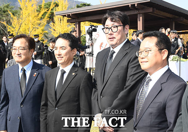 배우 조진웅의 과거 소년범 논란으로 연예계 은퇴를 선언한 가운데 여야가 때아닌 '소년기 범죄' 관련 공방을 벌이고 있다. 사진은 배우 조진웅(오른쪽 두번째)이 지난 2023년 10월 오전 국립대전현충원에서 열린 홍범도 장군 순국 제80주기 추모식에 참석해 기념촬영을 하고 있는 모습. /더팩트DB