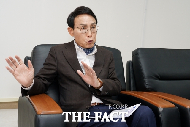 4일 오후 전주시 덕진구 금암동 옛 종합경기장 사거리 진짜배기 전북교육포럼 사무실에서 이남호 전 전북대학교 총장이 <더팩트>와 대면 인터뷰를 하고 있다. /전주=김수홍 기자
