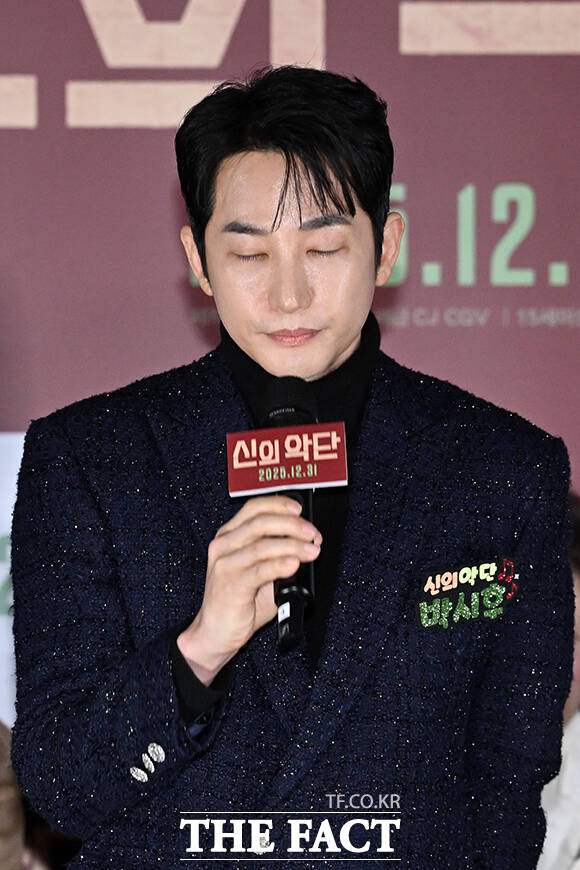 배우 박시후가 8일 오전 서울 용산구 CGV 용산 아이파크몰에서 열린 영화 ‘신의 악단’ 제작보고회에 참석해 입장을 밝히고 있다. /서예원 기자