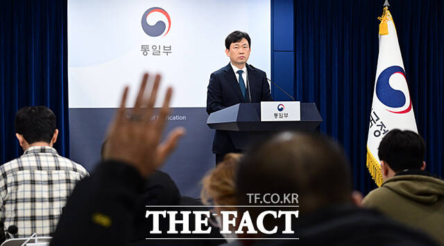 윤민호 통일부 대변인이 8일 오전 서울 종로구 정부서울청사에서 현안 관련 정례브리핑을 하고 있다. /임영무 기자