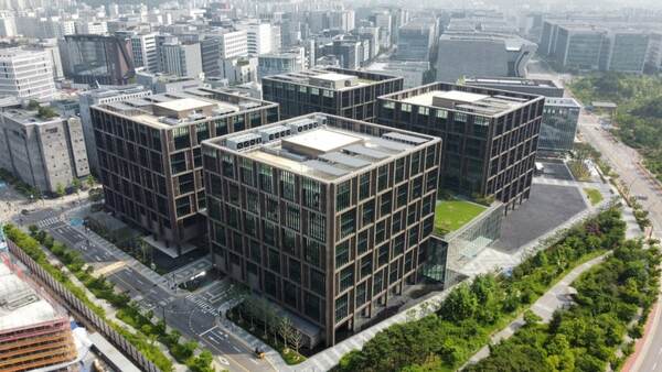 이랜드월드가 천안 물류센터 화재 인근 주민들에 건강지원 활동을 펼치고 있다. 사진은 이랜드월드 마곡R&D센터 전경. /이랜드월드