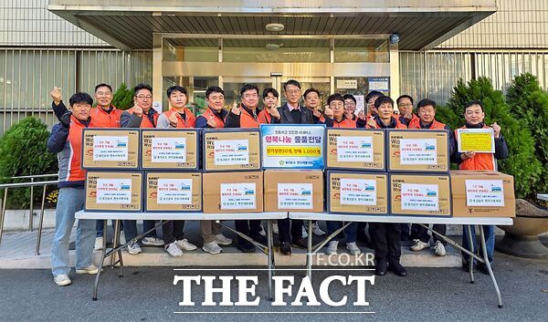 동건운수 한우리봉사대가 8일 대덕구 목상동 저소득 취약계층을 위해 전기매트 30개와 핫팩 600개를 기탁했다. /대덕구