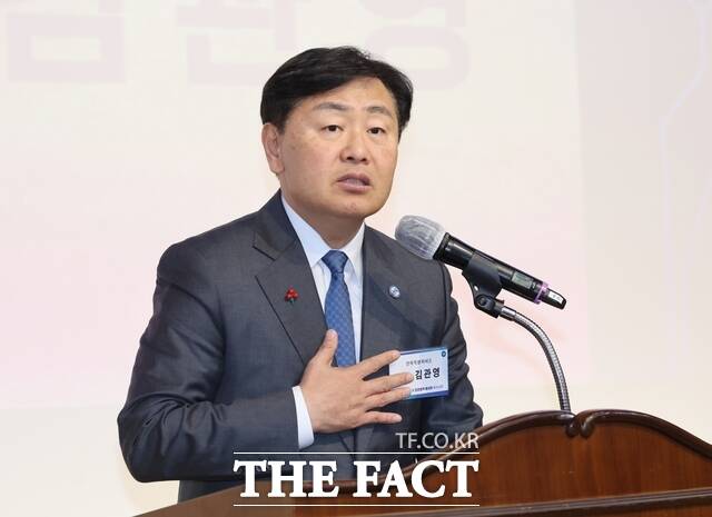 8일 전북도청 대회의실에서 열린 2026년 안전관리계획 보고회에서 김관영 전북도지사가 환영사를 하고 있다. /전북도