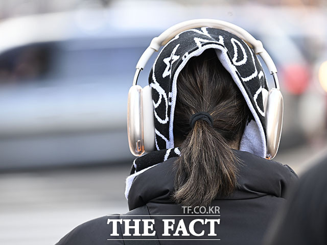 다소 온난했던 주말이 지난 8일 전국이 대체로 맑은 가운데 아침 최저기온이 최대 영하 5도까지 떨어진 서울 종로구 광화문 인근 횡단보도에서 한 시민이 옷을 두껍게 껴입고 있다. /송호영 기자