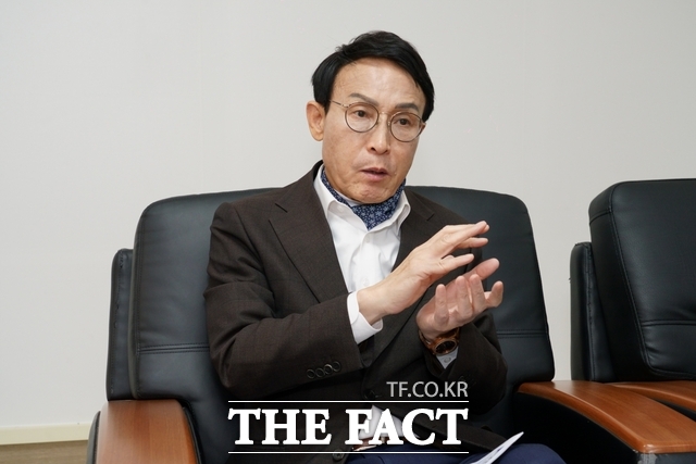 4일 오후 전주시 덕진구 금암동 옛 종합경기장 사거리 진짜배기 전북교육포럼 사무실에서 이남호 전 전북대학교 총장이 <더팩트>와 대면 인터뷰를 하고 있다. /전주=김수홍 기자