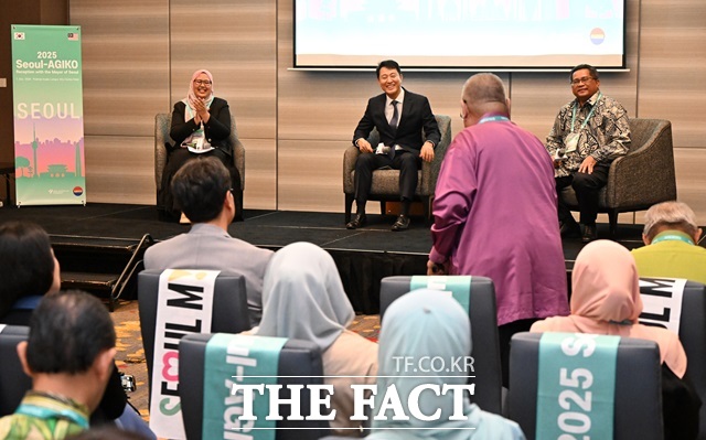 오세훈 서울시장이 7일(일) 풀만 쿠알라룸푸르 시티센터 호텔에서 열린 '한국유학 말레이시아 동문회(AGIKO) 간담회' 참석자의 질문을 청취하고 있다./서울시