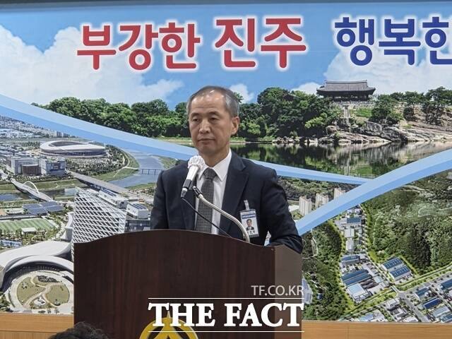 김성일 진주시 우주항공국장이 기자회견을 하고 있다. /진주=이경구 기자