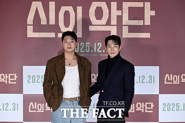 배우 태항호와 남태훈, 한정완, 문경민, 고혜진, 정진운, 김형협 감독, 배우 박시후, 서동원, 최선자, 신한결, 강승완, 장지건(왼쪽부터)이 8일 오전 서울 용산구 CGV 용산 아이파크몰에서 열린 영화 ‘신의 악단’ 제작보고회에 참석해 포즈를 취하고 있다. /서예원 기자