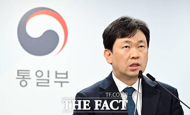 윤민호 통일부 대변인이 8일 오전 서울 종로구 정부서울청사에서 현안 관련 정례브리핑을 하고 있다. /임영무 기자