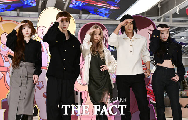 올데이프로젝트 영서와 우찬, 베일리, 타잔, 애니(왼쪽부터)가 8일 서울 성동구 에스팩토리에서 열린 첫번째 EP 올데이 프로젝트(ALLDAY PROJECT) 발매 기념 팝업 스토어 오픈 이벤트에 참석해 포즈를 취하고 있다. /이새롬 기자