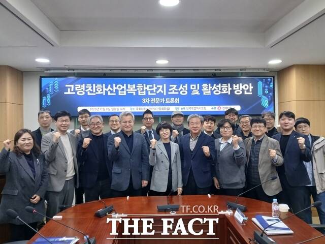 8일 국회의원회관 제5간담회의실에서 전북도가 주최한 고령친화산업복합단지 5개년 진흥계획 수립 토론회가 열린 가운데 참석자들이 기념 촬영을 하고 있다. /전북도