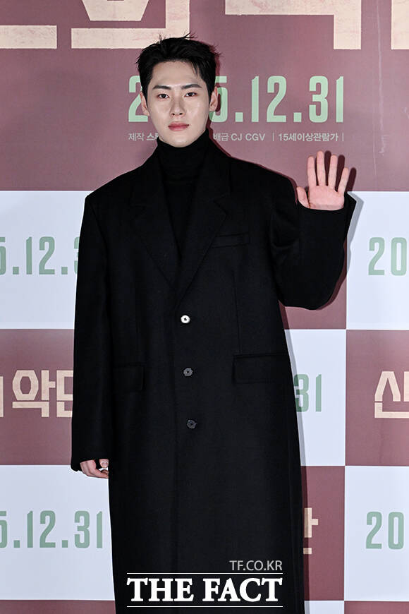 배우 태항호와 남태훈, 한정완, 문경민, 고혜진, 정진운, 김형협 감독, 배우 박시후, 서동원, 최선자, 신한결, 강승완, 장지건(왼쪽부터)이 8일 오전 서울 용산구 CGV 용산 아이파크몰에서 열린 영화 ‘신의 악단’ 제작보고회에 참석해 포즈를 취하고 있다. /서예원 기자